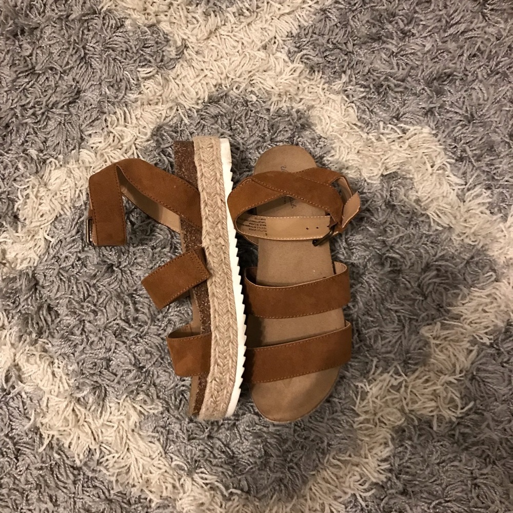 Universal Thread women’s sandals Size 8